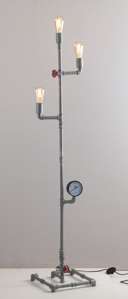 Vue rapprochée du lampadaire montrant la base carrée et le manomètre circulaire