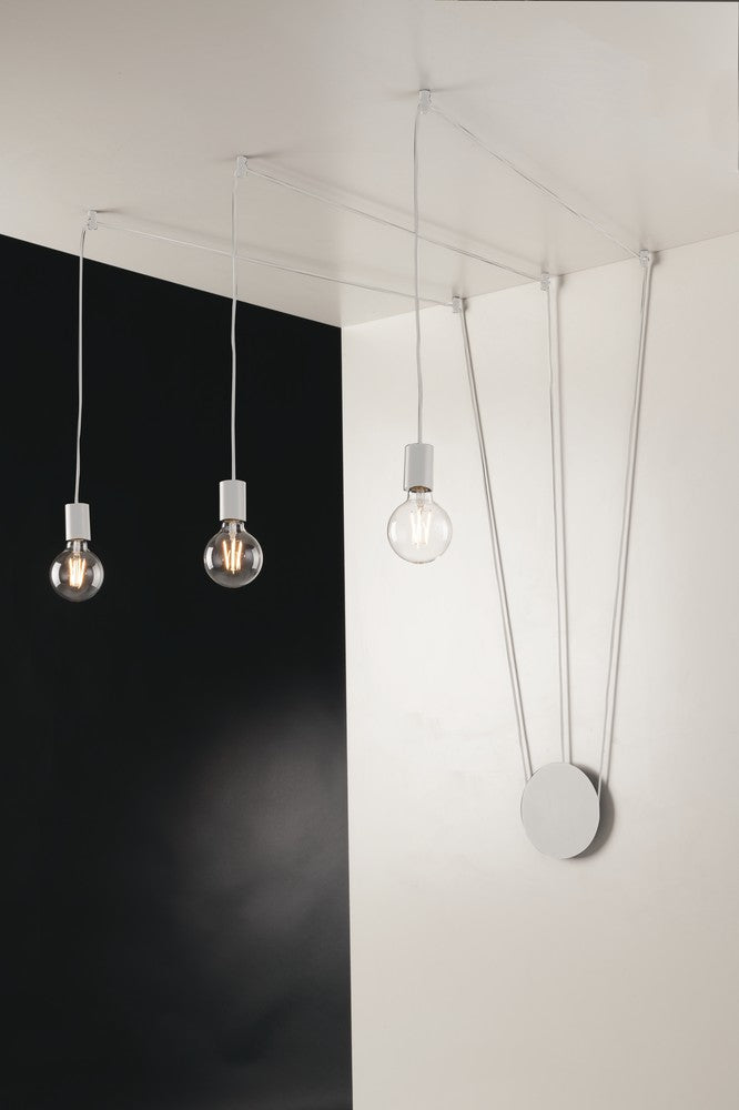 Vue rapprochée du luminaire suspension blanc, trois ampoules et câbles fins sur fond contrasté.