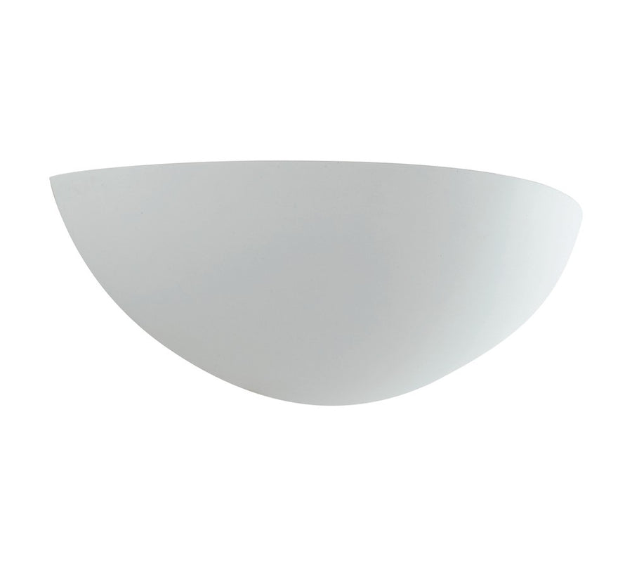 Applique murale blanche en plâtre, forme de demi-coupole, vue de face sur fond blanc