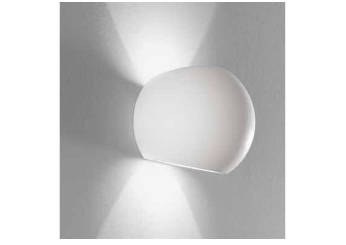 Vue rapprochée de l'applique allumée projetant une lumière vers le haut et le bas