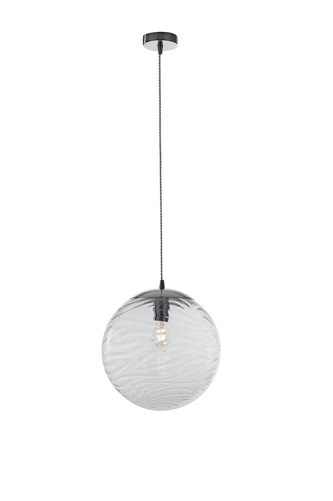 Gros plan du globe en verre soufflé aux reflets ondulés, ampoule visible à l'intérieur.