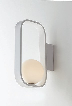 Détail rapproché du cadre métallique blanc et de la sphère en verre dépoli.