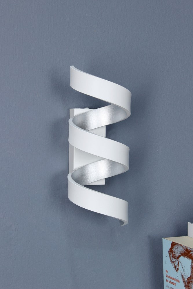 Vue rapprochée de l'applique blanche fixée au mur gris en lumière indirecte