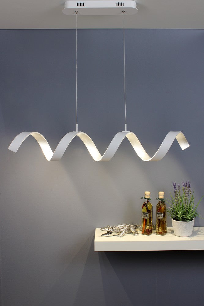 Mise en ambiance sur mur gris avec étagère, bouteilles d'huile et plante