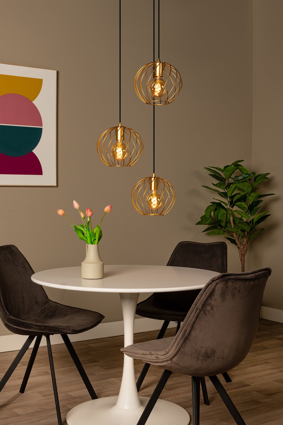 Mise en ambiance du luminaire au-dessus d'une table ronde dans une salle à manger moderne
