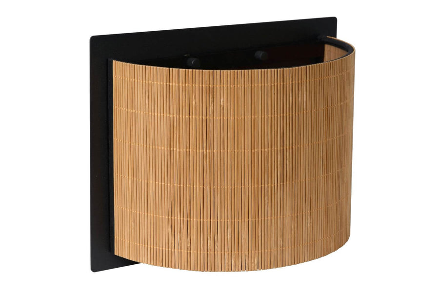 Profil du luminaire mural incliné, mettant en valeur le cannage en bois clair