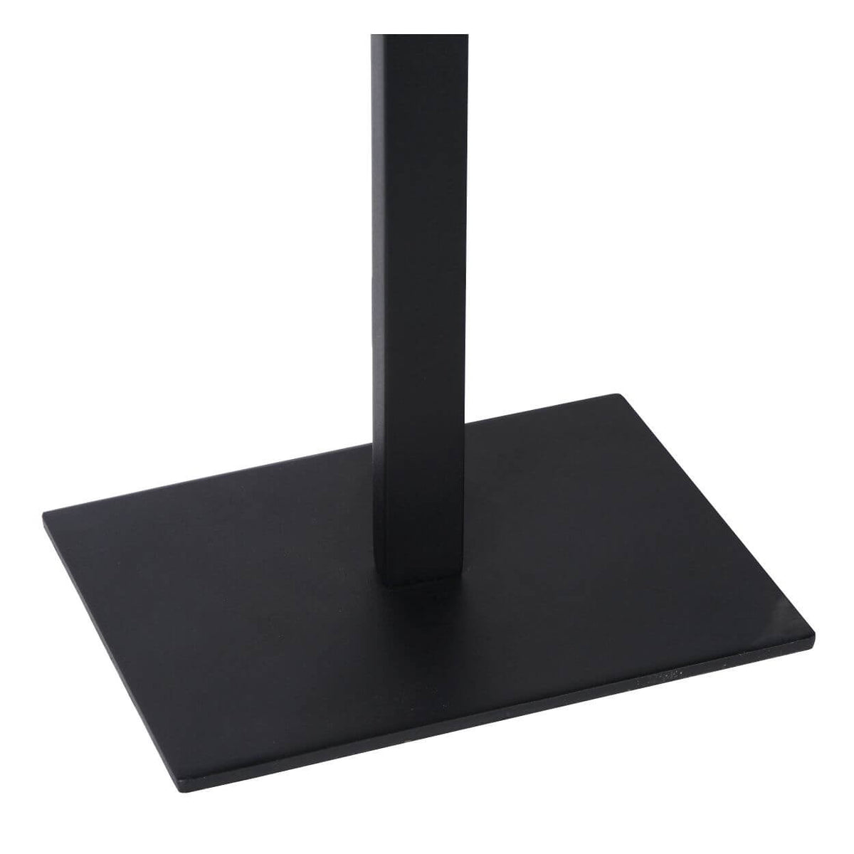 Gros plan de la base rectangulaire noire et du montant vertical sur fond blanc