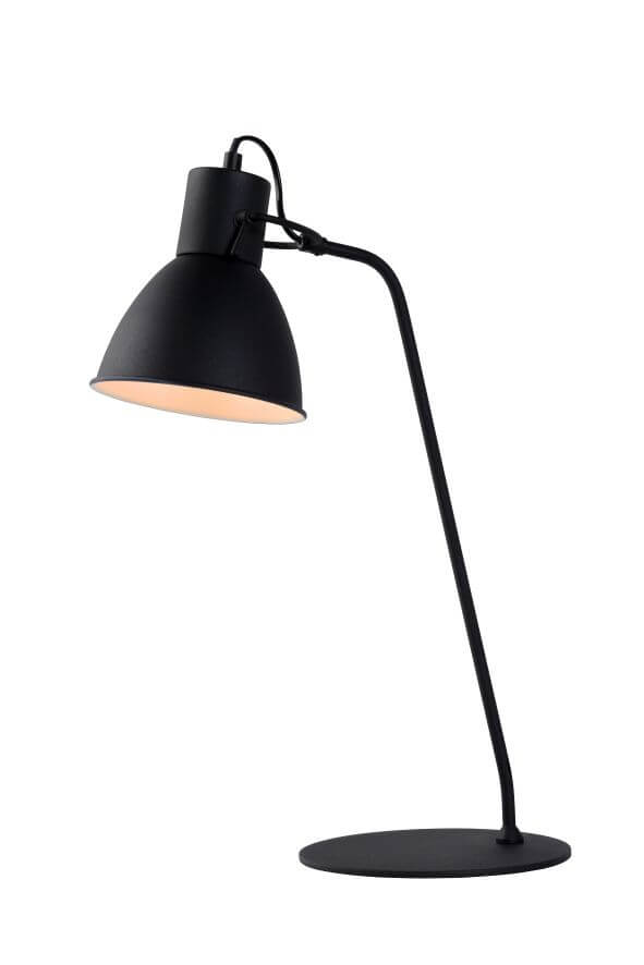 Lampe de bureau noire de trois-quarts sur fond blanc, abat-jour allumé