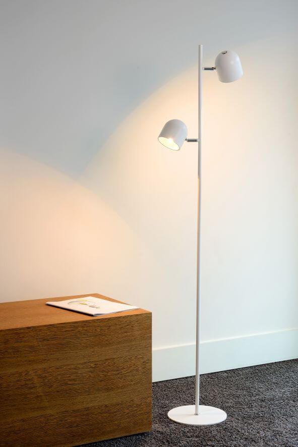 Vue de face du lampadaire blanc à deux têtes orientables près d'un caisson en bois