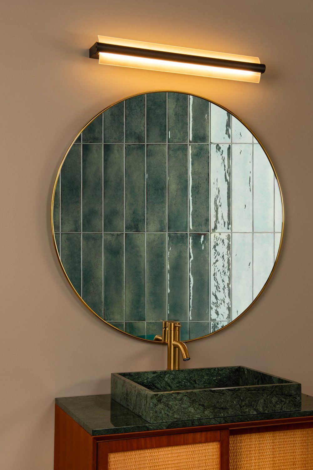 Mise en ambiance au-dessus d'un miroir rond dans une salle de bain