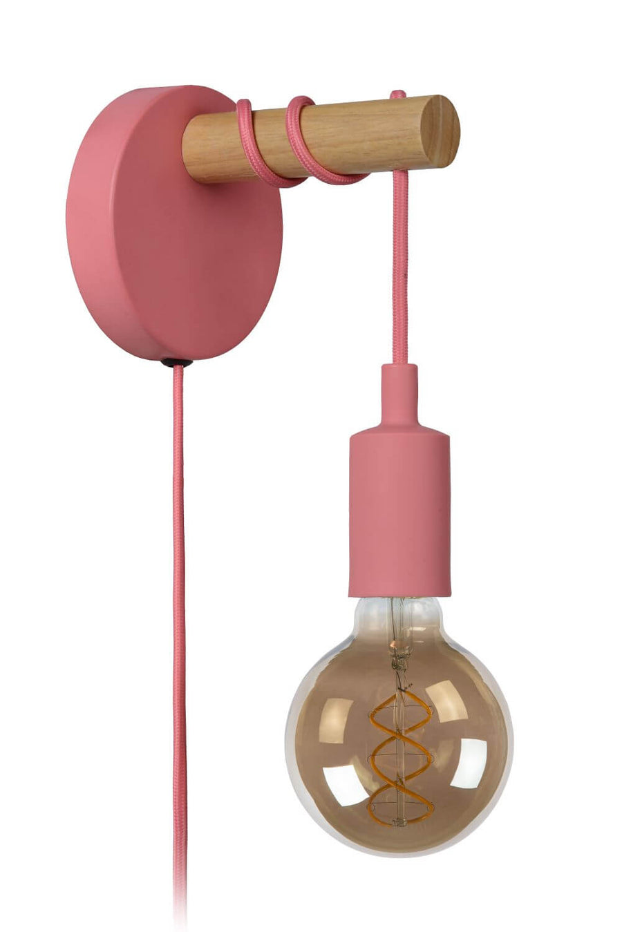 Autre vue du luminaire mural rose, bois clair et ampoule à filament allumée.