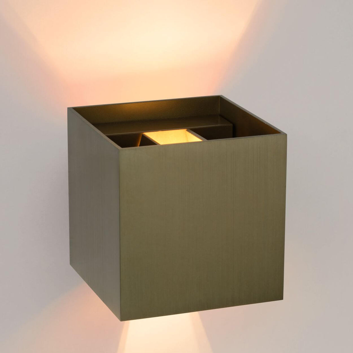 Applique cubique allumée diffusant un halo chaud vers le haut et le bas