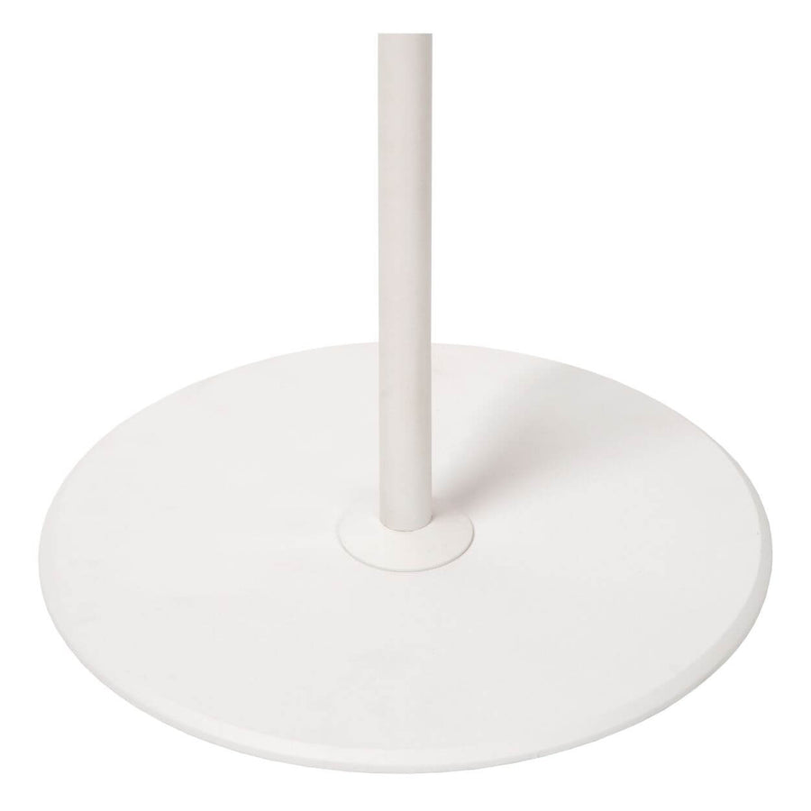 Détail de la base ronde blanche et du pied vertical du lampadaire