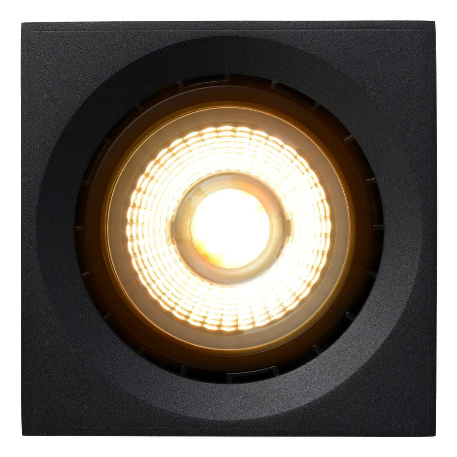 Détail vu du dessous : source LED circulaire entourée du boîtier carré noir texturé