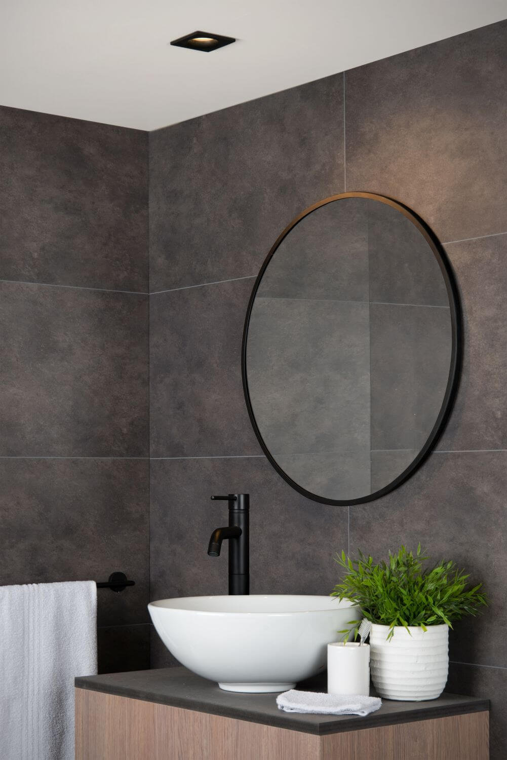 Vue d'ambiance d'une salle de bain avec spot encastré carré noir au plafond