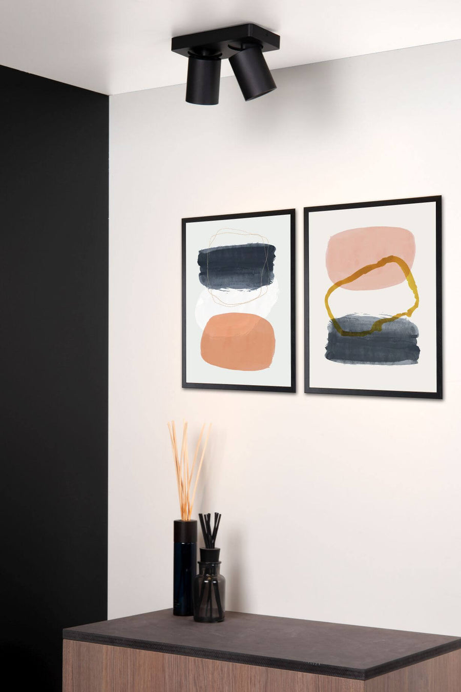 Même intérieur vu de plus près : le plafonnier noir et ses deux projecteurs cylindriques orientables.
