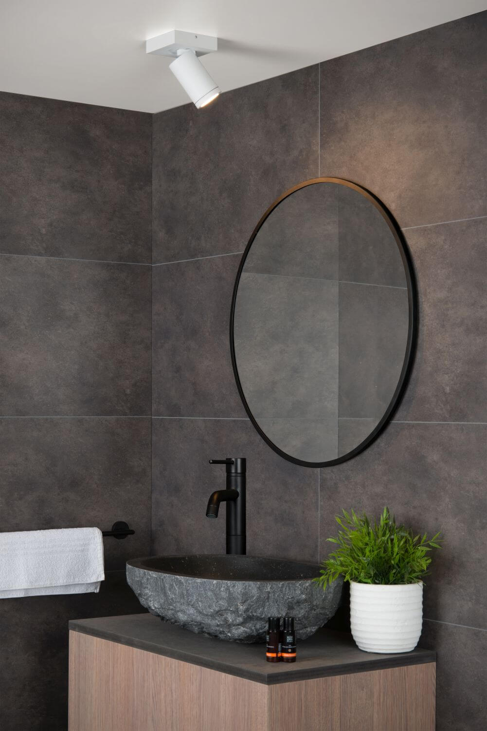 Gros plan sur le plafonnier blanc orientable installé au plafond dans une salle de bain