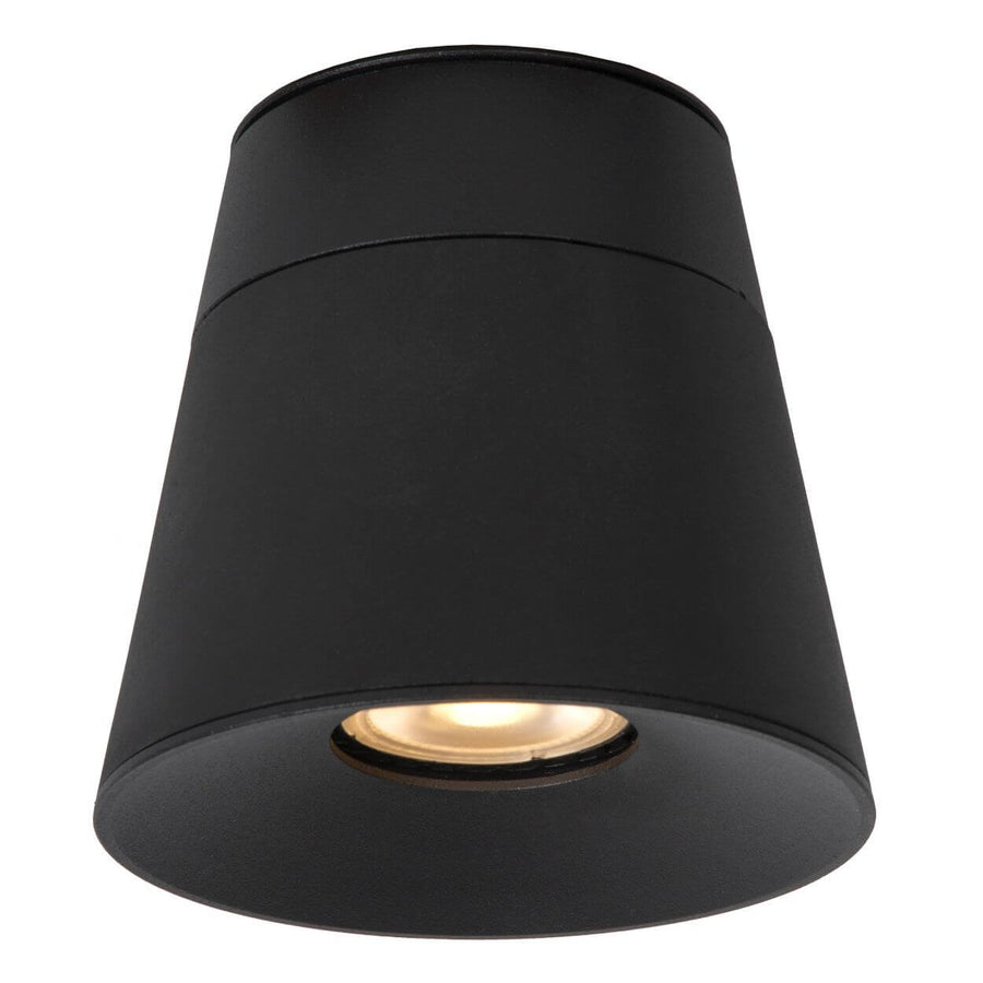 Vue de face du plafonnier noir, abat-jour conique et diffuseur LED allumé.