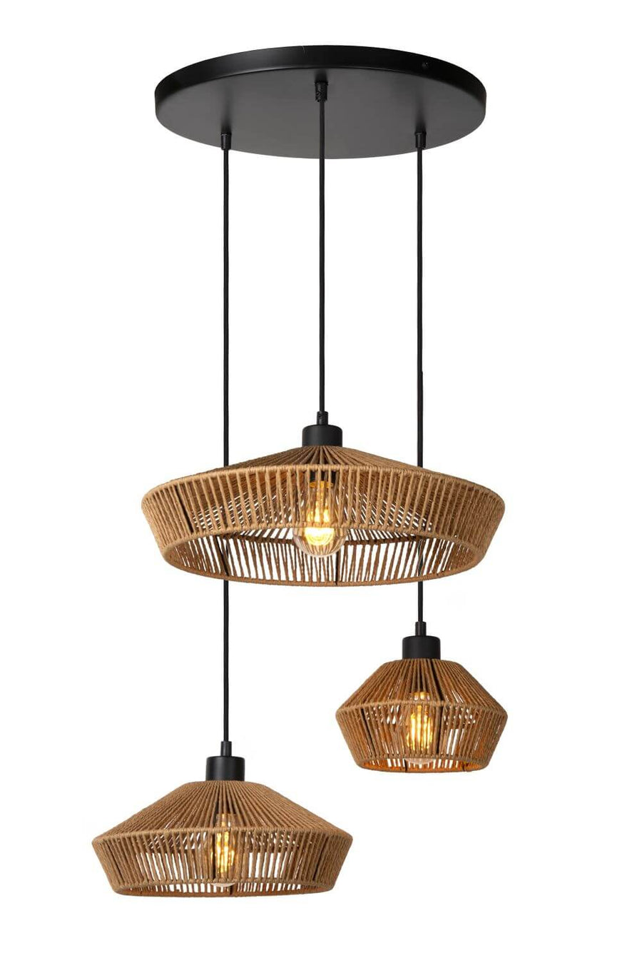 Produit isolé sur fond blanc, trois suspensions en rotin et platine noire fixée au plafond