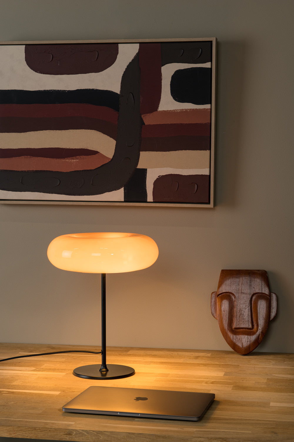 Vue de trois quarts de la lampe orange dans un intérieur chaleureux