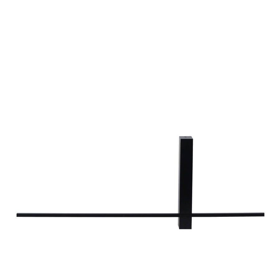 Vue frontale de l'applique murale noire, avec barre horizontale traversant le support vertical