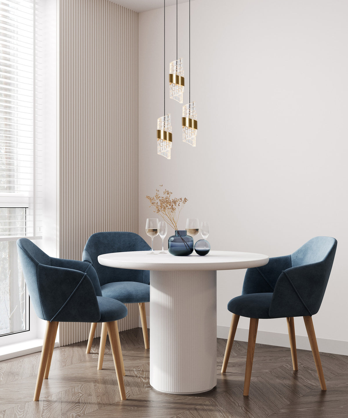 Suspension dorée à trois lumières suspendues au-dessus d'une table ronde en salle à manger