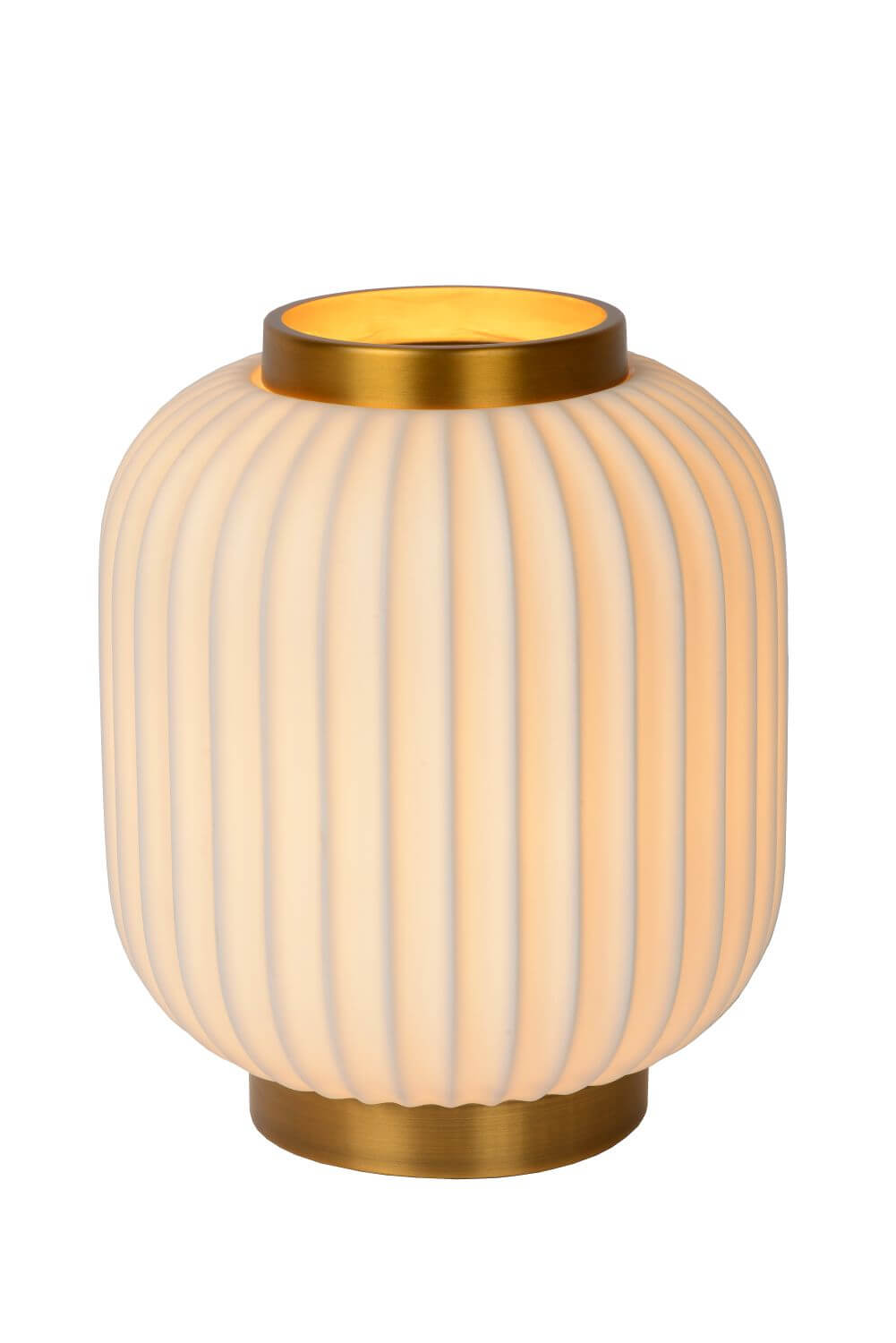 Lampe à poser blanche allumée, corps côtelé et cerclages dorés sur fond blanc