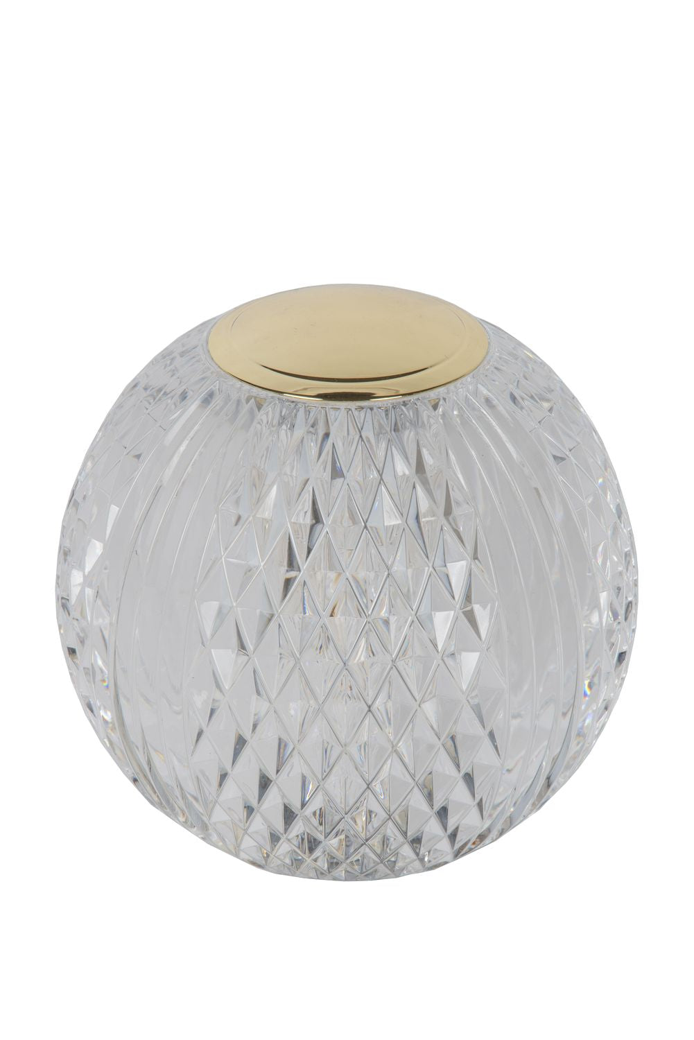 Lampe à poser sphérique éteinte, verre transparent à facettes, capuchon doré, isolée sur fond blanc.