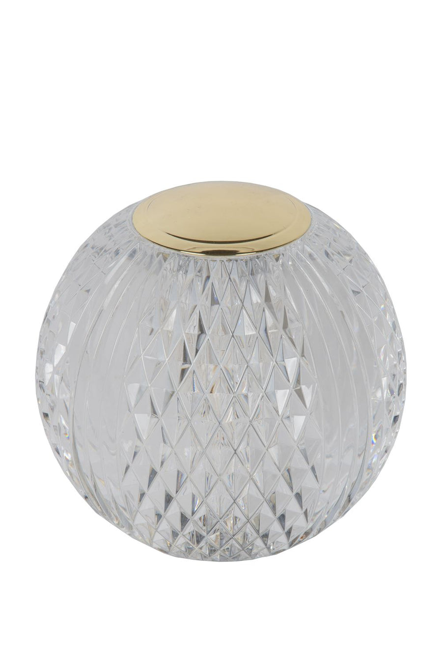 Lampe à poser sphérique éteinte, verre transparent à facettes, capuchon doré, isolée sur fond blanc.