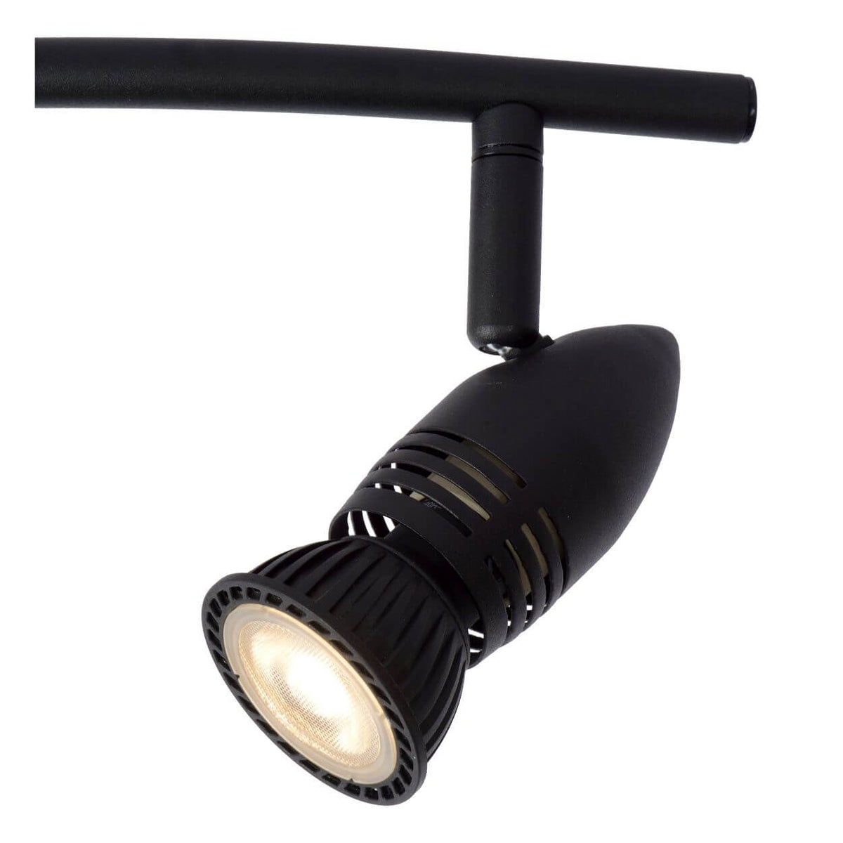 Détail d'une tête de spot noire orientable avec grille de ventilation et verre strié