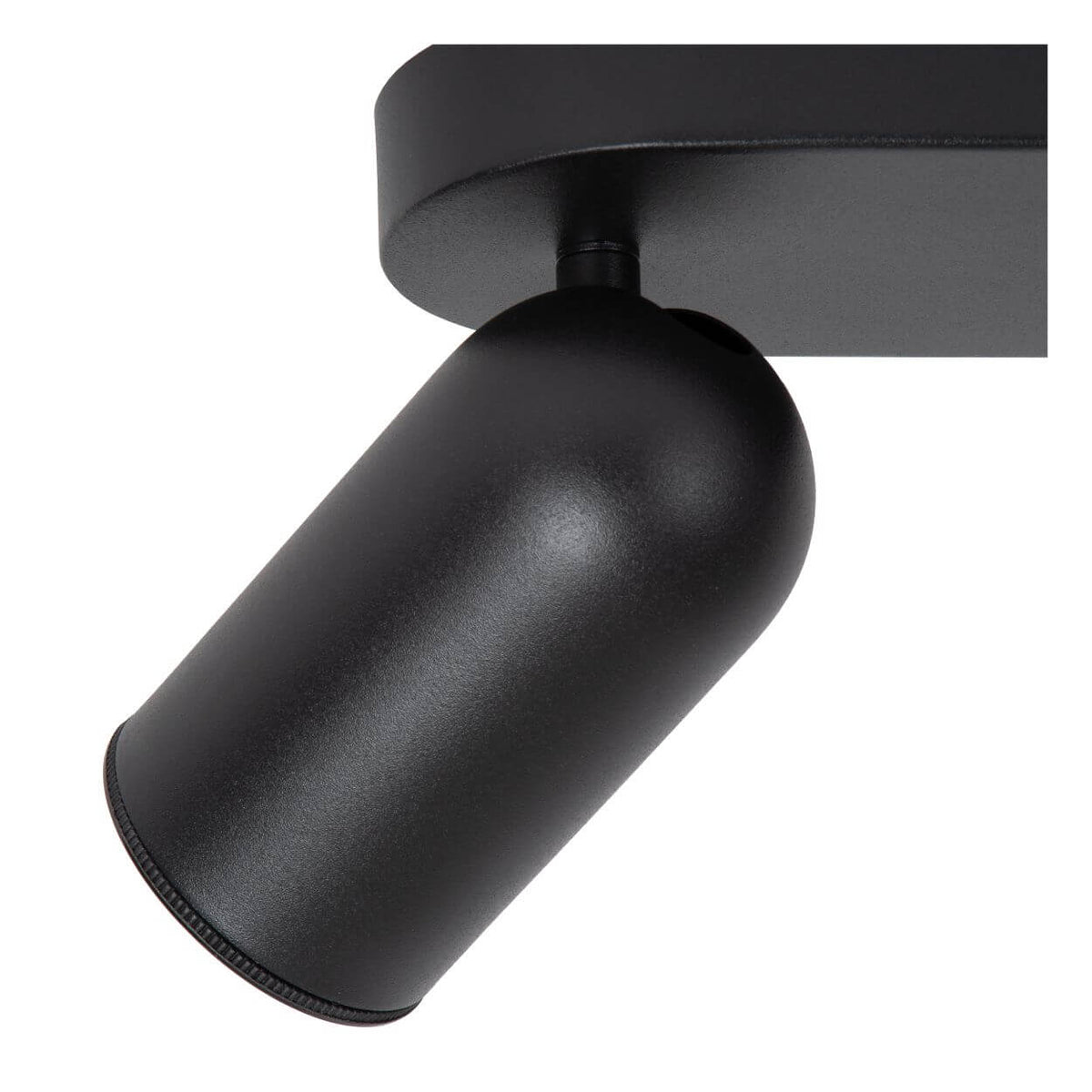 Détail de finition d'un projecteur noir, corps cylindrique et bord moleté.