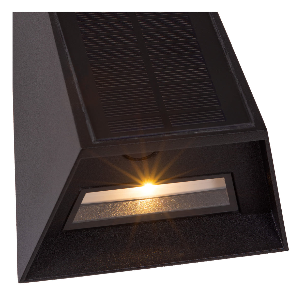Fenêtre lumineuse allumée diffusant une lumière chaude sous le boîtier
