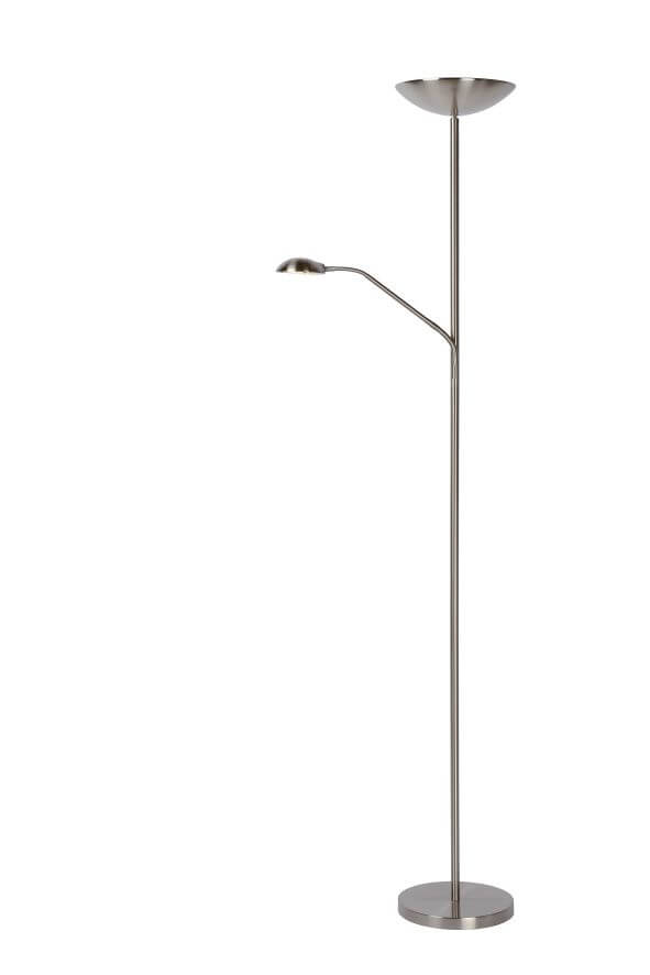 Lampadaire chromé seul sur fond blanc, tige verticale et bras latéral recourbé.