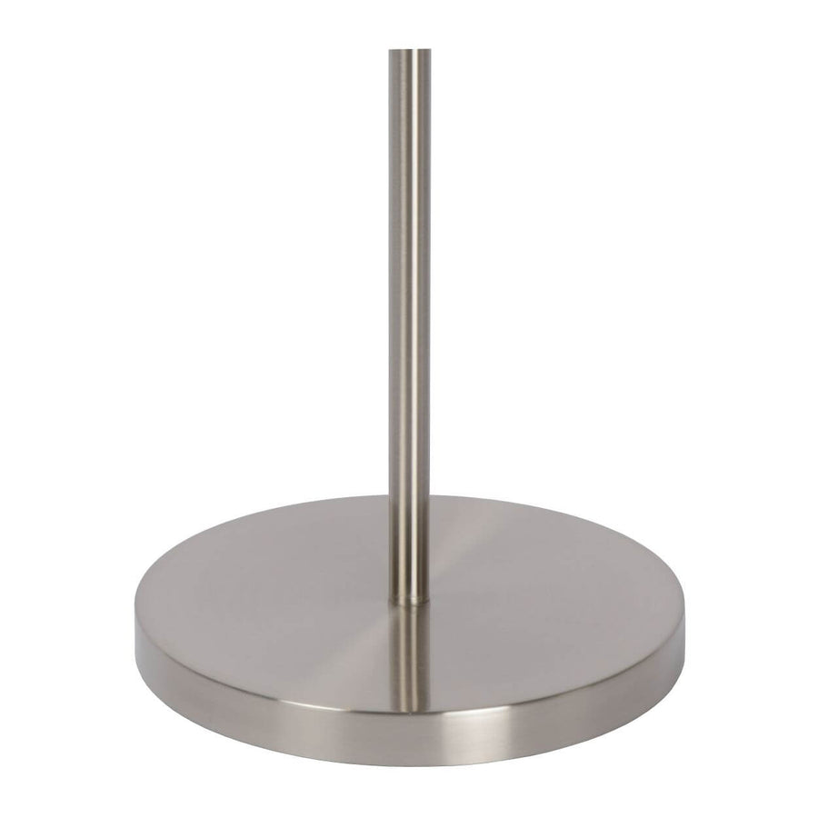 Détail de la base ronde et du fût cylindrique en métal chromé brossé.
