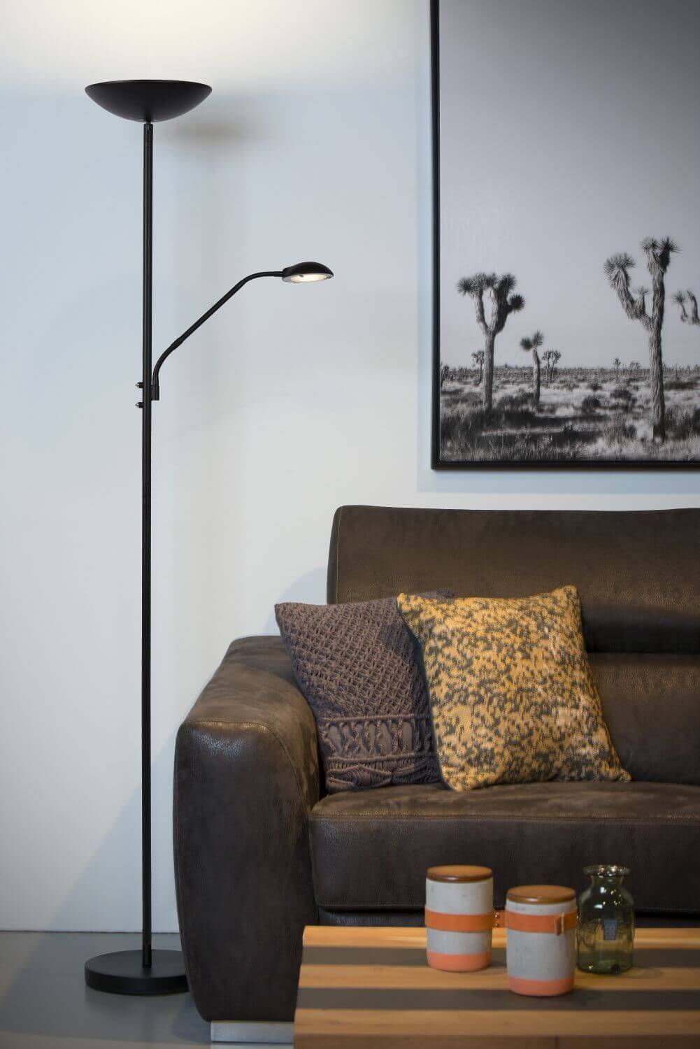 Vue rapprochée du lampadaire éclairé devant un canapé et un tableau