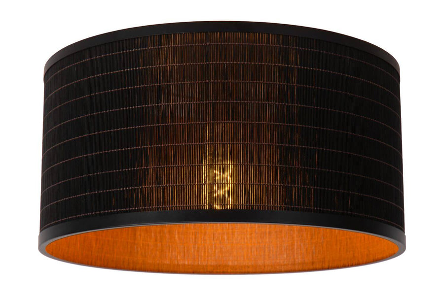 Vue en contre-plongée montrant l'intérieur bois clair et la lumière chaude allumée.