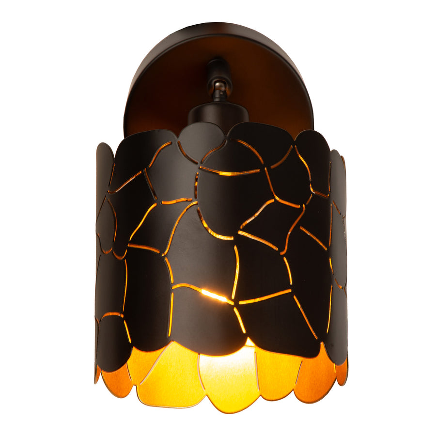 Vue de face de l'applique éclairée, silhouette cylindrique festonnée et lueur ambrée