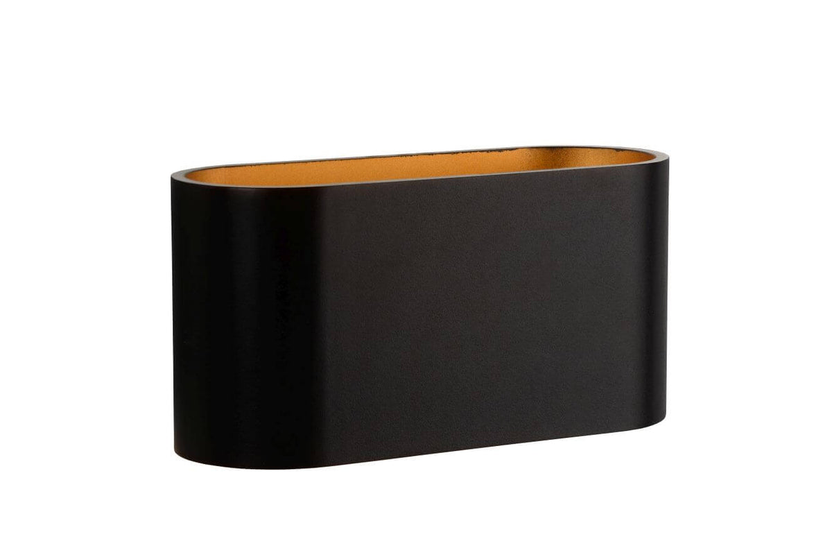 Autre angle du luminaire noir, ouverture supérieure laissant apparaître la finition dorée.