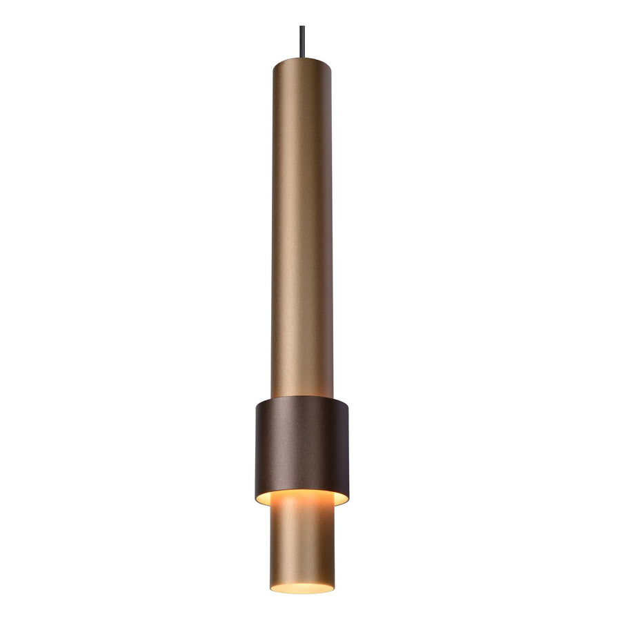 Gros plan sur un pendant cylindrique doré avec bague marron et câble.