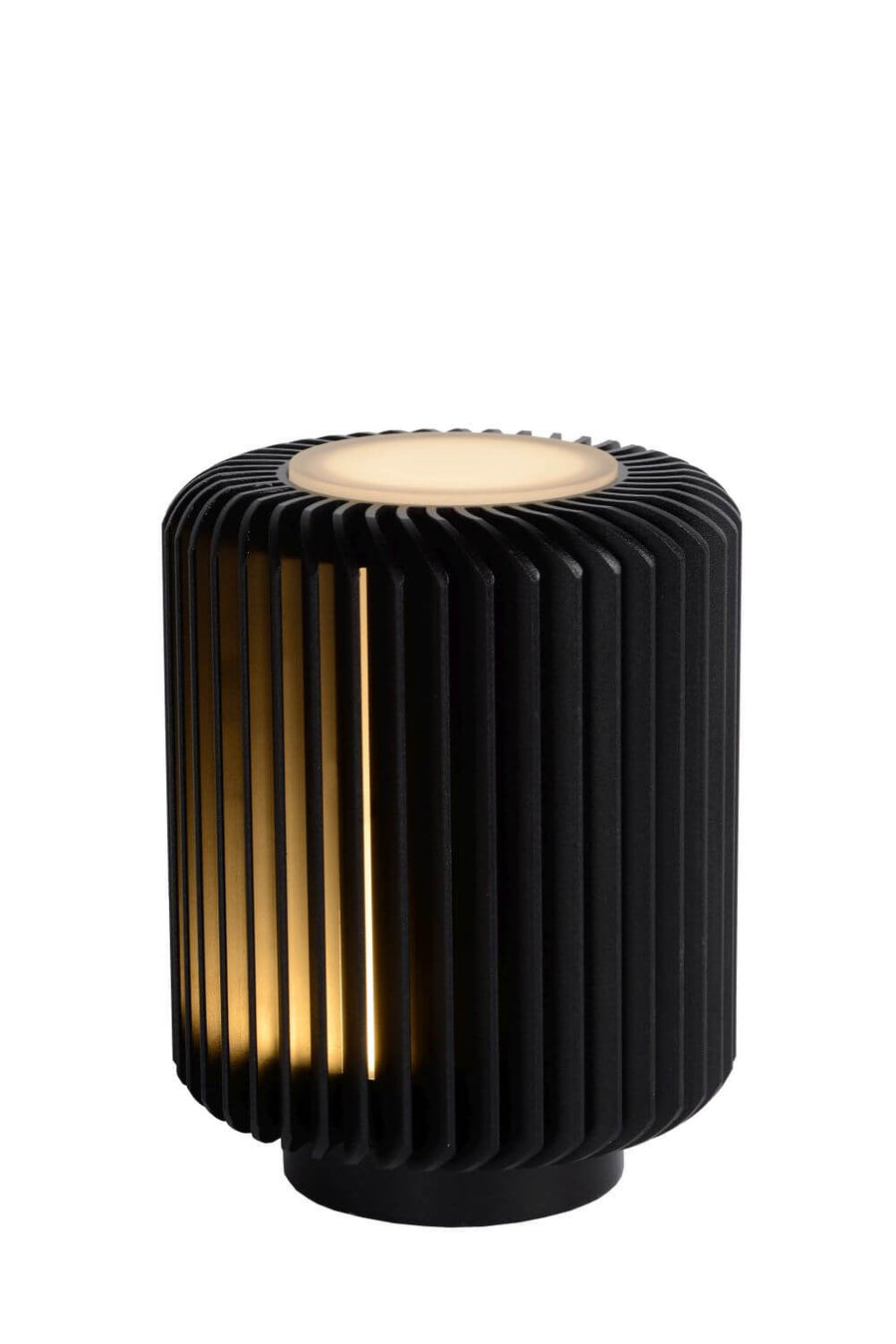 Luminaire cylindrique noir à stries verticales, lumière chaude entre les lamelles, fond blanc.