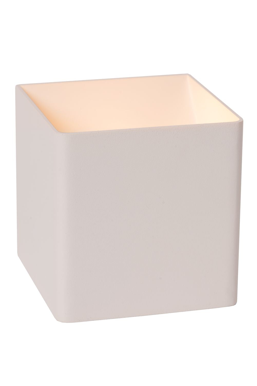 Vue de trois quarts du luminaire cubique blanc, ouvert sur le dessus, fond blanc.
