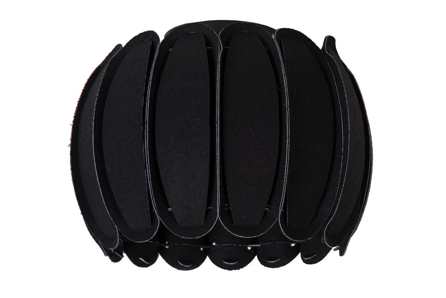Autre angle du luminaire éteint, structure sphérique composée de pétales noirs superposés