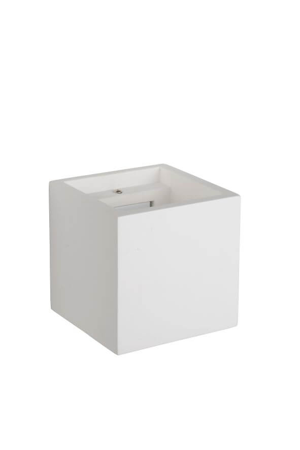 Autre angle du luminaire cubique blanc, face avant et dessus avec ouverture rectangulaire.