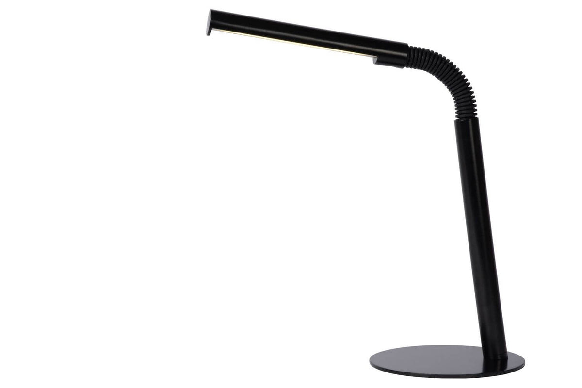 Lampe de bureau noire sur fond blanc, bras incliné et tête allumée