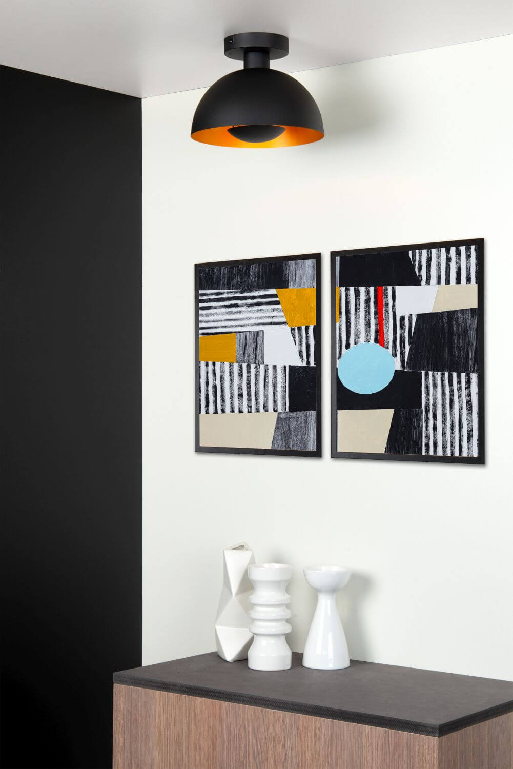 Vue en ambiance du plafonnier Siemon noir au plafond, au-dessus d'un meuble et de vases.