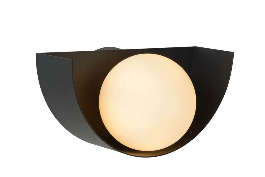 Vue de trois quarts du luminaire, coque métallique noire et sphère lumineuse allumée
