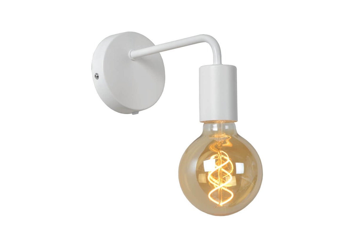 Vue trois-quarts de l'applique blanche avec ampoule globe dorée à filament