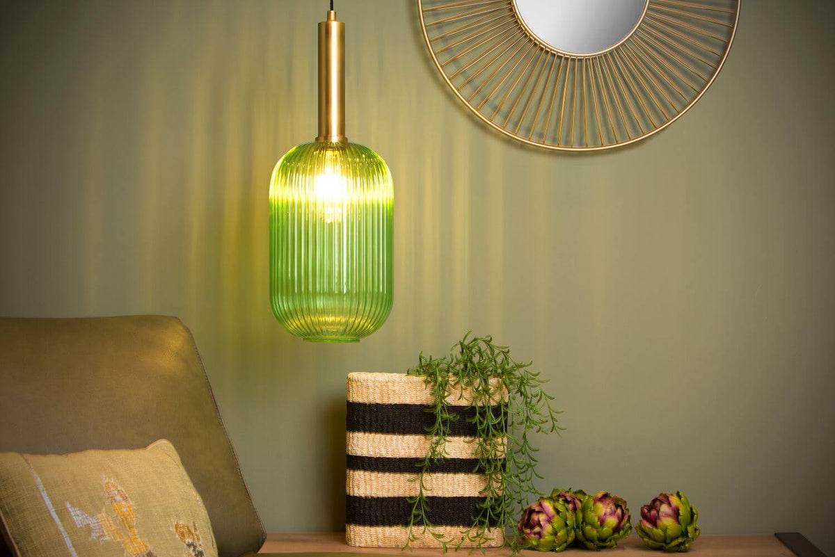 Suspension verte en verre côtelé devant un mur olive, miroir doré au-dessus.