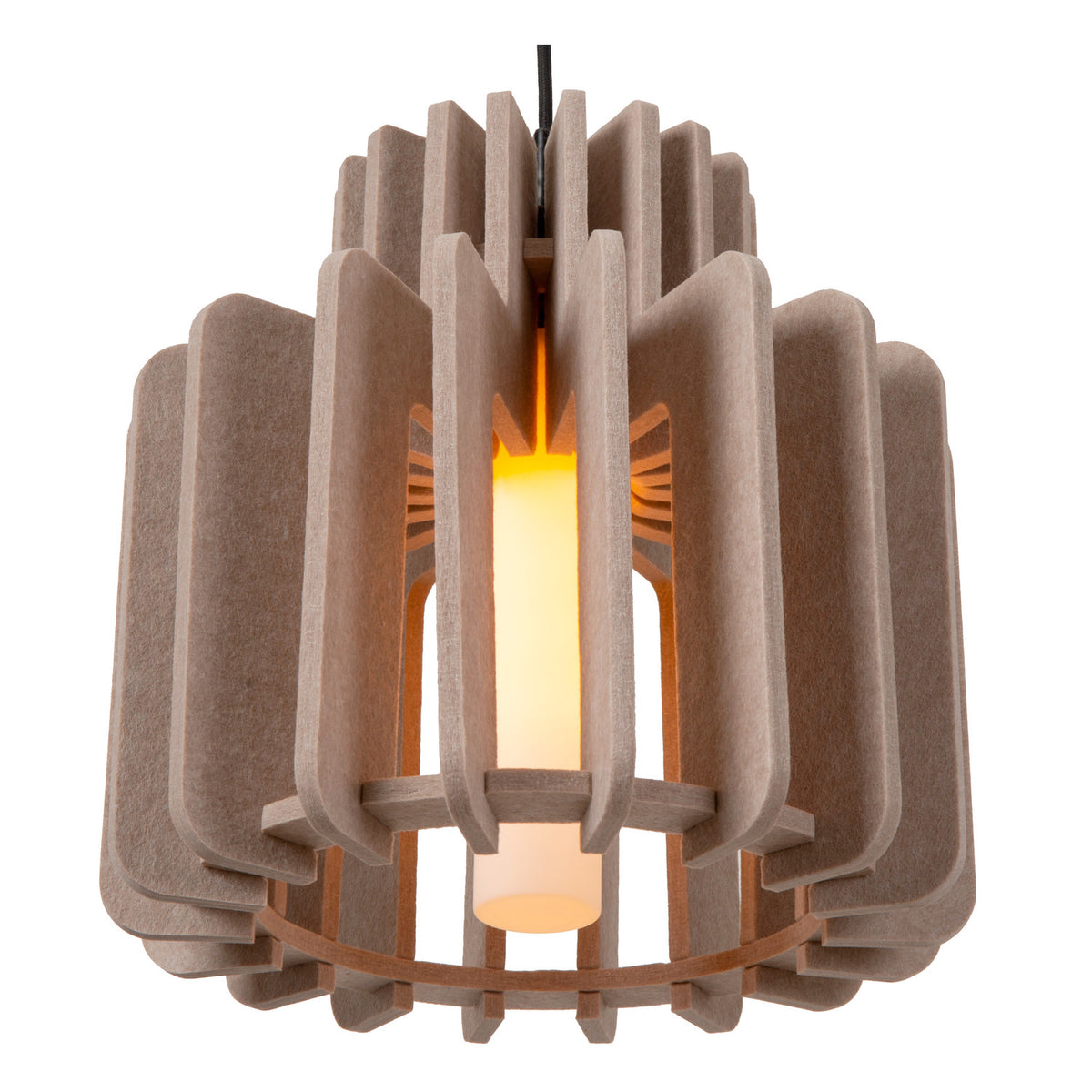 Gros plan du luminaire allumé, panneaux taupe et verre central lumineux.