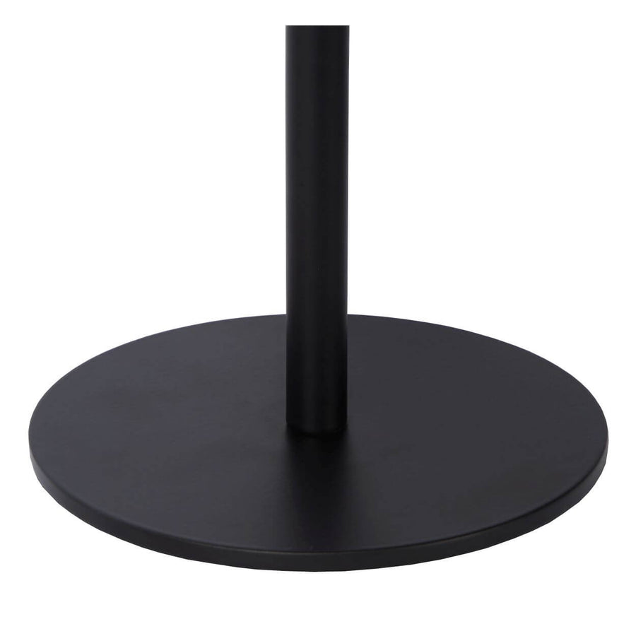 Détail de la base ronde noire et du pied cylindrique vertical